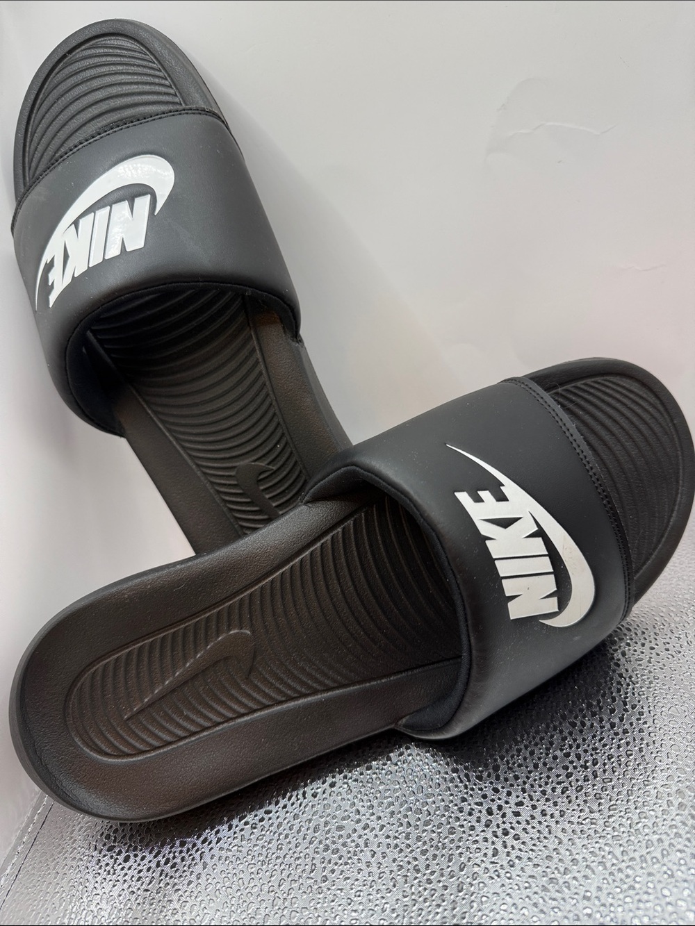 NIKE MENS BLACK with WHITE LETTERS SANDALS-SIZE 11 - Picture 2 of 5